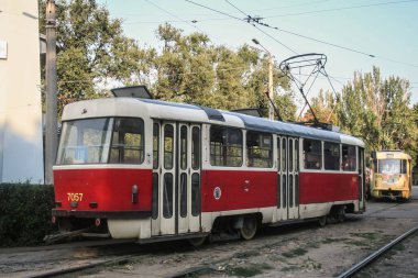 ODESSA, UKRAINE - 7 AĞUSTOS 2014: Odessa 'daki terminal istasyonunda bekleyen bir Tatra T3 tramvayında seçici bulanıklık. Bu eski Czechoslovak tramvayı Odessa tramvayı toplu taşıma sisteminin bir parçasıdır..