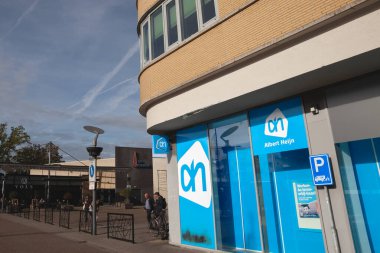 VAALS, NETHERLANDS - 8 Kasım 2022: Valls için dükkanlarında Albert Heijn logosu. Albert Heijn, Ahold Delhaize 'ın bir parçası olan süpermarketler zinciri..