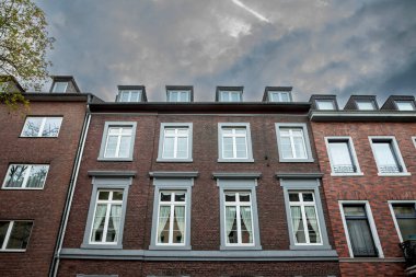 Aachen şehir merkezindeki tipik Alman vintage cephelerinde seçici bulanıklık, aynı zamanda altstadt olarak da bilinir, kısa bir süre önce yeni pencerelerle yenilenmiş. Aachen Batı Almanya şehridir..