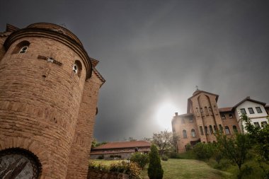 Alacakaranlıkta Srediste Manastırı 'nın Panoraması. Manastir Srediste, Sırbistan ve Voyvodina 'nın önemli bir simgesi olan Vrsacki Breg Dağı' nın Sırp ortodoks manastırı ve parkı.