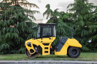 Sarı Yol silindiri, küçük model, Belgrad sokaklarında sergileniyor. Yol silindiri veya sıkıştırıcı, asfalt ve yol yenileme ve inşaat için kullanılır.