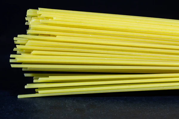 Селективное Размытие Макроснимке Пачки Спагетти Изолированной Черном Фоне Спагетти Традиционной — стоковое фото