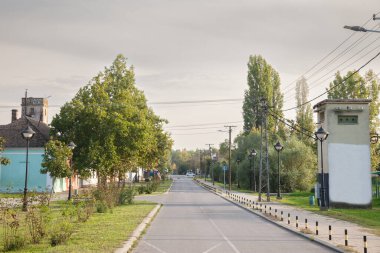 Sırbistan 'ın Voyvodina kentinin Banat bölgesine bağlı bir Sırp köyü olan Jabuka köyündeki tipik kırsal sokak, öğleden sonra terk edilmiş boş sokaklarla dolu.