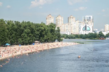 KYIV, UKRAINE - 8 Ağustos 2014: Venedik sahilleri, Hidropark su parkında, zeki Ukraynalılar Dinyeper nehrinde dinleniyor, güneşleniyor ve yüzüyorlar. Hidropark, Kyiv 'in merkezinde yeşil bir park..