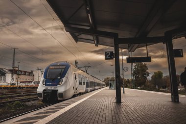 KOLOGNE, GERMANY - 6 NOVEMBER 2022: Yolcuları ile Koln West Bahnhof Platformu Koln Westbhf, Köln 'ün batı tren istasyonu, Neustadt' ın banliyösü..