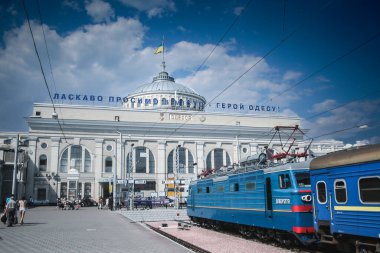 ODESSA, UKRAINE - 6 AĞUSTOS 2018: Odessa tren istasyonunun ana binasında Ukrayna demiryollarından (ukrzaliznytsia) geçen yolcularla birlikte seçici bulanıklık.