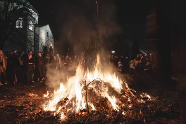 BELGRAD, SERBIA - 6 Ocak 2023: Ortodoks Noel 'inde Belgrad' da badnjak dalları yakan Sırp Halkı 'nın seçici bulanıklığı. Bu geleneksel bir Sırp Noel geleneğidir..