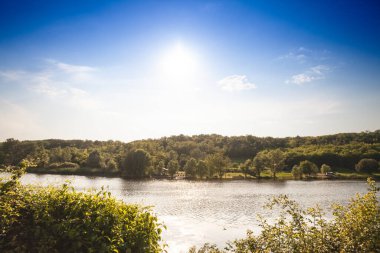 Jezero bruje 'nin panoraması, ya da Fruska Gora' daki Bruje Gölü, Sırbistan, Avrupa, yaz mevsiminde, güneşli bir öğleden sonra. Erdevik yakınlarındaki Voyvodina 'nın büyük doğal bir simgesidir..