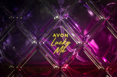 PARIS, FRANCE - 27 Şubat 2023: Avon Luck Me parfümü ve şişelerinde Fransa logosu. Avon Products, İngiliz tenli ve kozmetik markası..