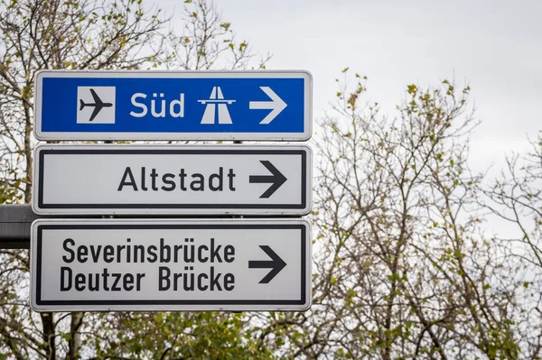ドイツのケルンでドイツの道路標識に選択的なぼかし 南に向かうアウトバーン高速道路 ドイツ語ではSud への指示 セブインスブルック Altstadt Deutzer Bruckeのケルン地区へのローカル道路 — ストック写真