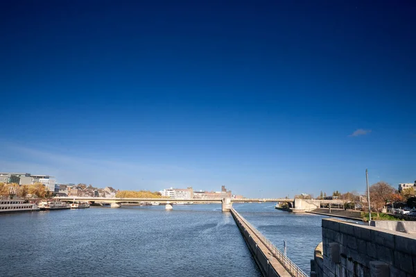 マウスマース川のマーストリヒト ウォーターフロントのパノラマは 晴れた日の午後の間に 秋にはシント ウィルヘルミネア袋やウィルヘルミナ橋に焦点を当てています マーストリヒトはリンブルグ州のオランダの都市です — ストック写真