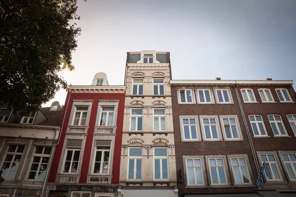 Typiska Fasader Holländsk Arkitektur Centrum Maastricht Nederländerna Med Bostadshus Fasader — Stockfoto