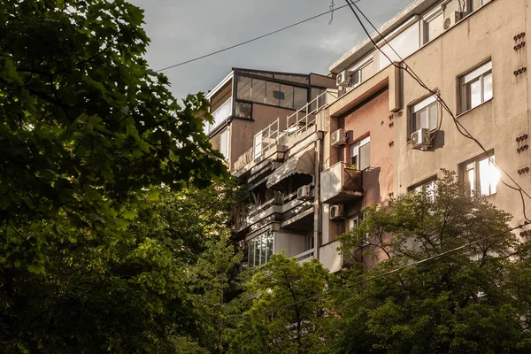 位于Dorcol区贝尔格莱德市中心Stari Grad的一座年久失修 带有灰色立面的多层住宅大楼 在日落时分 其立面被选择性地模糊了 — 图库照片