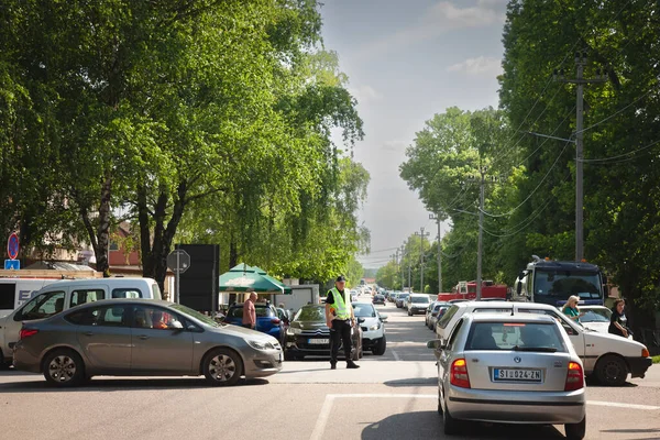 Erdevik Serbia June 2015年6月20日 塞尔维亚男性警官身穿制服 在交通堵塞中组织交通和流通 属于被称为Policija的国家民警部队的成员 — 图库照片