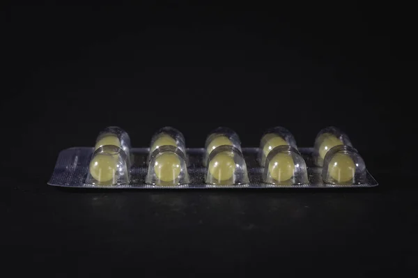 Studyjne Ujęcie Blistra Kapsułki Witaminowe Pigułki Lekarskie Żółtymi Tabletkami Gotowe — Zdjęcie stockowe
