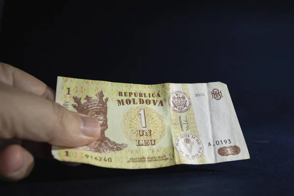 Seçici Bulanıklık Siyah Arka Planda Izole Edilmiş Moldovan Leu Banknotunu — Stok fotoğraf