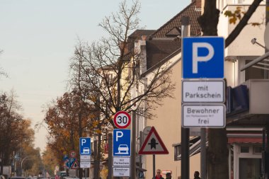 TROISDORF, ALMANY - 12 Kasım 2022 Troisdorf caddesindeki Alman park levhalarında seçici bulanıklık, sokağa araba park etme kurallarını ve park fiyatlarını gösteriyor.