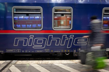 COLOGNE, GERMANY - 8 Nightjet logosu üzerindeki seçici bulanıklık Kol Hbf 'deki bir yolcu bulanıklığı ile birlikte Avusturya' ya giden bir gece treninde. Gece Jeti, Avusturya demiryollarının oluşturduğu bir tren sistemidir..