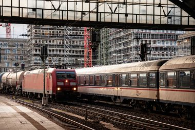 AARCHEN, GERMANY - 8 Kasım 2022: Yük treni, DB Kargo Deutsche Bahn kargo treni, Aachen Main tren istasyonu, Aachen Hbf Hauptbahnhof, şehrin en büyük tren istasyonu.