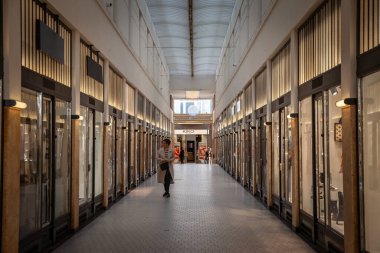 LIEGE, BELGIUM - 5 Kasım 2022: Passage Lemonier 'in içinde mağazaları ve dükkanları olan seçici bulanıklık. Passage Limonnier, Liege 'de eski bir kasabada, kapalı bir alışveriş geçididir..