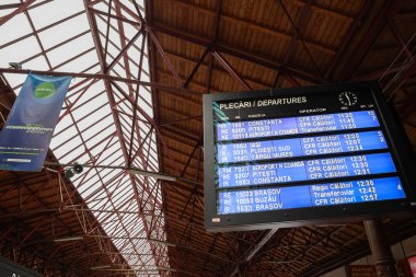 BUCHAREST, ROMANIA - 15 Mart 2023: Bükreş, Romanya 'nın ana tren istasyonu Gara de Nord' un ana kalkış salonu, bir sonraki trenin kalkış tahtasına odaklanarak.