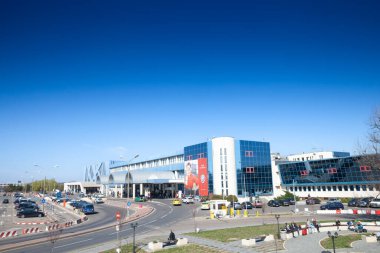 BÜKREŞ, ROMANIA - 19 Mart 2023: güneşli bir öğleden sonra Otopeni Havaalanı 'nın ana terminali. Henri Coanda Havalimanı, Romanya 'nın uluslararası havaalanıdır..