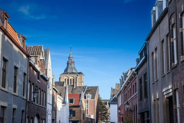 Sint Matthiaskerk Kyrka Typisk Gata Centrum Maastricht Gammal Gata Med — Stockfoto