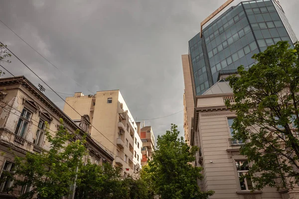 Dorcol区贝尔格莱德市中心 Stari Grad 日落时多层住宅建筑立面的选择性模糊 — 图库照片