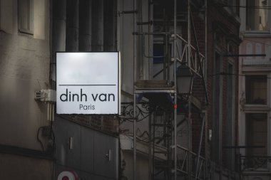 LIEGE, BELGIUM - 9 Kasım 2022: Liege 'deki kuyumcularının Dinh Van logosu. Dinh Van bir Fransız lüks mücevher zinciri..