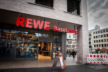 DORTMUND, ALMANY - 5 Kasım 2022: Dortmund 'un merkezindeki bir süpermarkette bir Rewe' deki seçici bulanıklık. Rewe, süpermarketlerde uzmanlaşmış bir Alman perakende zinciri..