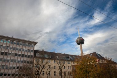 KOLOGNE, ALMANY - 6 Kasım 2022: Ehrenfeld Bölgesi 'nde Colonius Tower of Köln görüldü. Colonius, Köln 'de bir televizyon ve iletişim kulesidir..