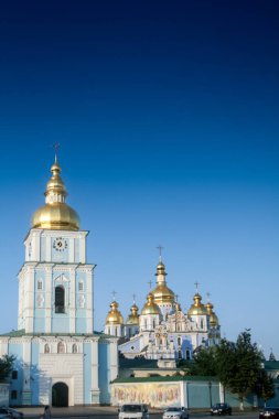 KYIV, UKRAINE - 8 AĞUSTOS 2014: Kyiv 'deki Aziz Sophia Katedrali, ortodoks haçı ve altın kupalarıyla. Sofiiskyi Sobor, Ukrayna Ortodoks Kilisesi ve Ortodoksluğun sembolü..