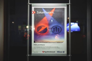 BONN, GERMANY - 13 Kasım 2022: Bonn için ofislerinde Hypovereinsbank ve Allianz 'ın işbirliğinin reklamını yapan poster. HypoVereinsbank, Unicredit 'in bir Alman perakende ve yatırım bankasıdır..