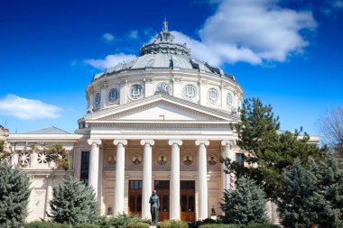 Güneşli bir öğleden sonra, bir parkın önündeki Roma ana cephesi. Romen Athenaeum 'unda Athe Roman' ın sözcüğü geçiyor. Bükreş 'in önemli bir simgesi olan konser salonu ve mekanı..