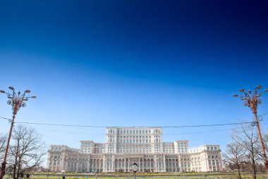 Romanya 'nın Bükreş kentindeki Piata constitutiei meydanından görülen Casa Poporului adlı Romen komünizminin sembolü Bükreş' teki Romanya parlamentosunun Panoraması.