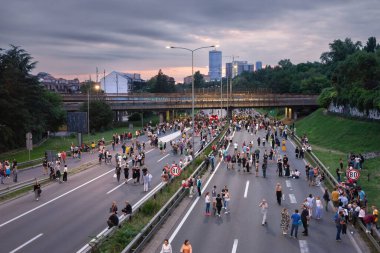 BELGRAD, SERBIA - 24 Haziran 2023: Srbija Protiv Nasilja 'da Belgrad otoyolunu kapatan protestocular kalabalığı veya vuciç & Sırp hükümetine karşı düzenlenen şiddet eylemlerine karşı Sırp halkı.