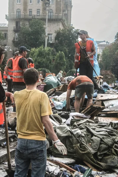 Kyiv Ukraine Αυγουστου 2014 Επιλεκτική Θολούρα Στους Ανθρώπους Που Καθαρίζουν — Φωτογραφία Αρχείου
