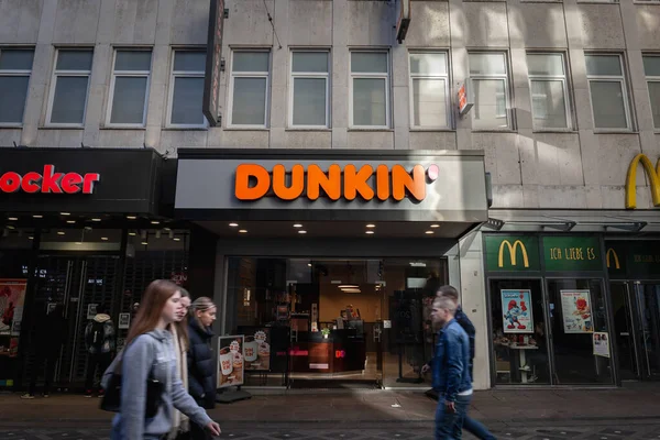 Dortmund Germany November 2022 Selective Blur Peple Passing Dunkin Donuts — Stock Photo, Image