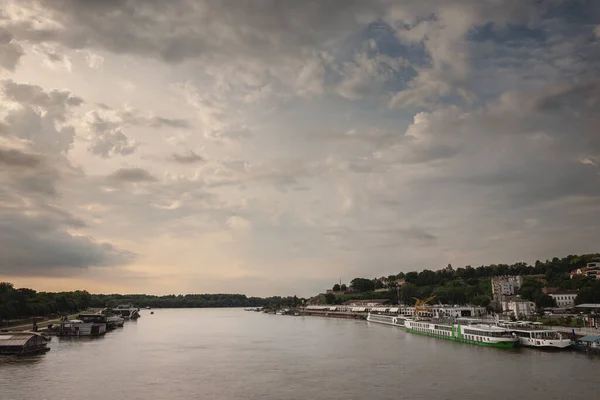 Вид Берег Річки Сава Белграді Сербія Фортецею Калемеґдан Задньому Плані — стокове фото