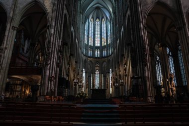 Köln Katedrali 'nin iç tarafındaki koridor ve sunakta seçici bulanıklık karanlık bir günde 6 Kasım 2022. Köln Katedrali ya da Kolner Dom, Almanya 'da bir katolik kilisesidir..