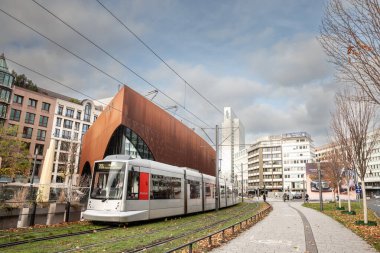 DÜKSELDORF, GERMANY - 7 Kasım 2022: Düsseldorf tramvay sistemi Düsseldorf Strassenbahn, şehrin merkezinden geçiyor. Rheinbahn tarafından işletilen bir toplu taşıma sistemi..