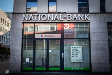 DORTMUND, ALMANY - 13 Kasım 2022: Dortmund 'un ofisindeki Nationak bankasının AG logosunda seçici bulanıklık. National Bank Deutschland, Almanya 'nın başkenti Almanya' da yer alan bir bankadır..
