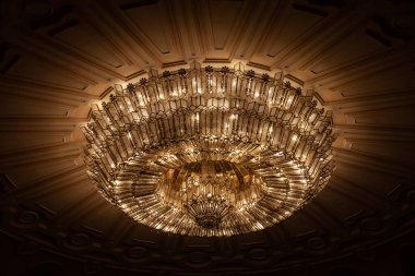 Seçici bulanıklık, sanat-deco ayrılma tarzı kristal avize ışığı, karanlık bir yerde, kapalı bir yerde, 1920 'lerden kalma tipik tasarımıyla,.