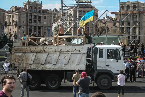 Kyiv Ukraine Αυγουστου 2014 Επιλεκτική Θολούρα Φορτηγό Ανθρώπους Καθαρίζουν Και — Φωτογραφία Αρχείου