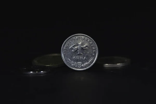 一个库纳硬币上的选择性模糊 旧的和磨损的提到1库纳在克罗地亚文 孤立在一个黑色的背景 Hrk 或克罗地亚语Kuna 是克罗地亚的货币和货币 被欧元所取代 — 图库照片