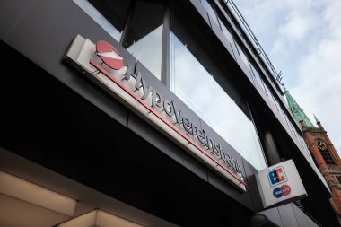 DÜKSELDORF, ALMANY - 13 Kasım 2022: Düsseldorf ofislerinin logosu. Unicredit 'in bir parçası olan Hipotereinsbank, Unicredit' in bir Alman perakende ve yatırım bankasıdır..