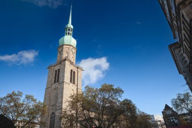 Almanya 'nın Dortmund kentindeki Reinoldikirche kilisesinin sonbaharda panoraması. Reinoldikirche ya da Aziz Kilisesi, Kuzey Ren Vestfalya bölgesinde bir Protestan kilisesidir..