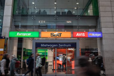 COLOGNE, GERMANY - NOVEMBER 11, 2022: Köln mietwagen 'de Almanya' da faaliyet gösteren bir araba şirketinin logolarında seçici bulanıklık: Avrupai, sixt, avis ve bütçe.