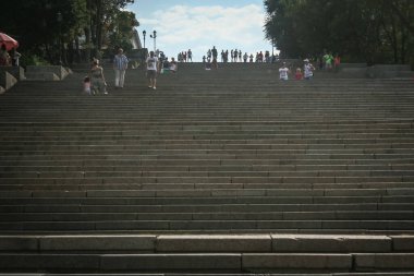 ODESSA, UKRAINE - 6 Ağustos 2014: Potemkin merdivenlerinden inen insanları seçici bulanıklık. Ünlü Sovyet filmi Potemkin 'de resmedilen Odessa merdivenleri bu Ukrayna şehrinin önemli bir simgesidir..