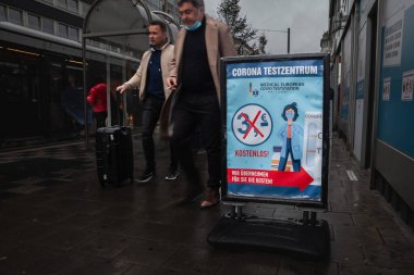 DÜKSELDORF, GERMANY - NOVEMBER 7, 2022: Dusseldorf, PCR ve Hızlı Antijen Testi (Schnelltest) sırasında Coronavirus covid test merkezini gösteren bir tabela üzerindeki seçici bulanıklık.